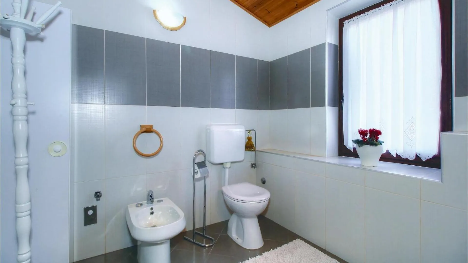 2 Bedroom Cozy Apartment In Umag