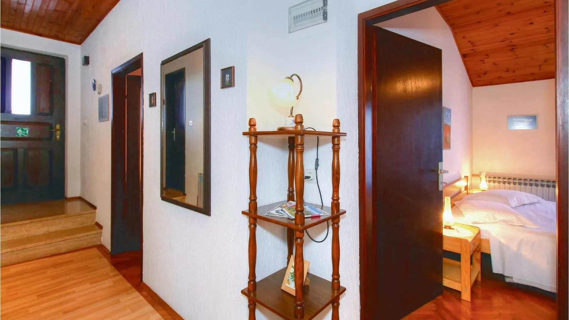 2 Bedroom Cozy Apartment In Умаг